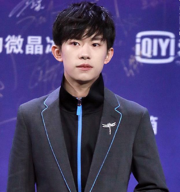 易烊千玺摘掉假发，形象英气十足，自己却吐槽是“狗啃”刘海？