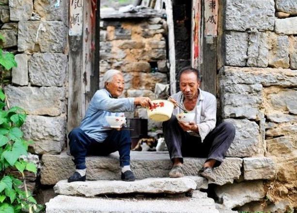 老人15岁嫁进山沟，从未出过村庄，与70岁光棍儿子相依为命