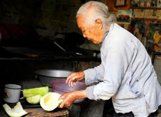 老人15岁嫁进山沟，从未出过村庄，与70岁光棍儿子相依为命