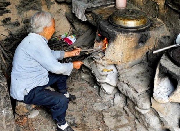 老人15岁嫁进山沟，从未出过村庄，与70岁光棍儿子相依为命