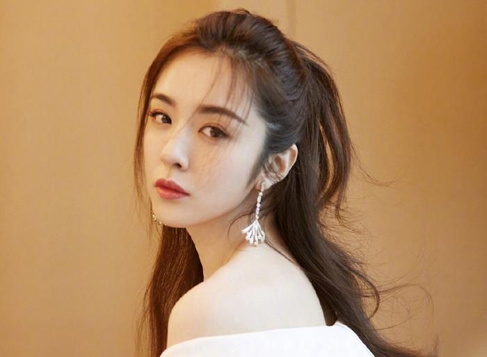 曾与胡歌传绯闻，长相漂亮却不火，搭档张嘉译圈粉无数