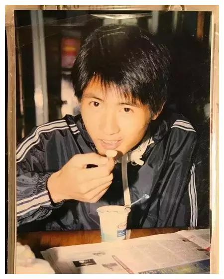 致青春！韩寒晒年少帅气老照片，众星稚嫩童颜旧照又来袭