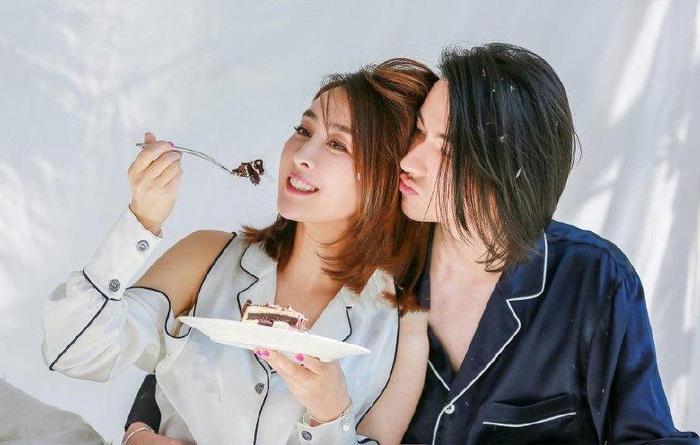 马苏与小鲜肉四目相对，这是要认爱的节奏吗？
