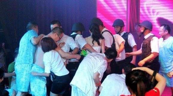 “寂寞女神”被误认为真的很寂寞，现场遭遇男浴客咸猪手“调戏”