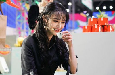 ​郑爽遭封杀15天后，新身份出炉靠一招复出！独自现机场近照曝光