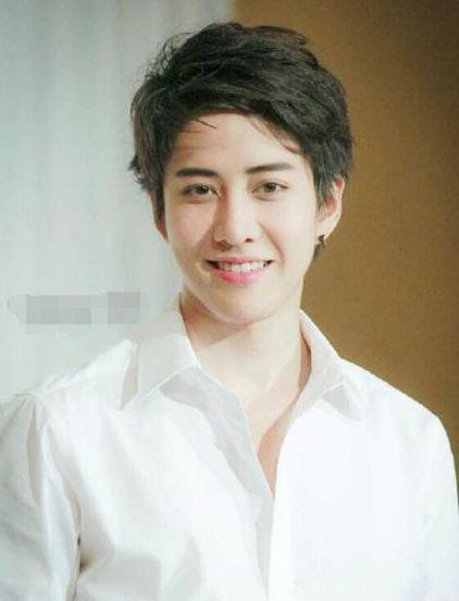 泰国男星Mike为5岁儿子庆生，亲吻儿子超有爱，儿子遗传高颜值！