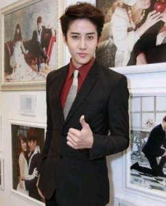 ​泰国男星Mike为5岁儿子庆生，亲吻儿子超有爱，儿子遗传高颜值！