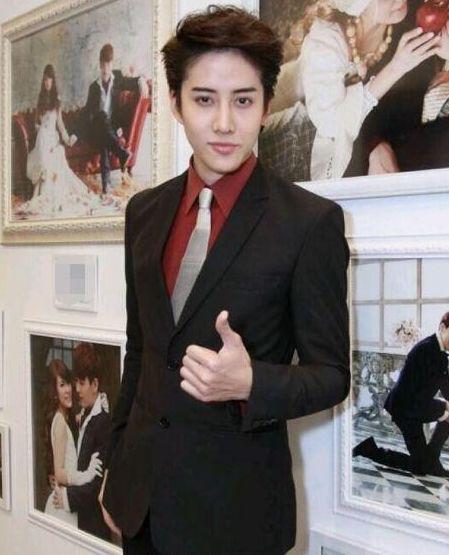 泰国男星Mike为5岁儿子庆生，亲吻儿子超有爱，儿子遗传高颜值！