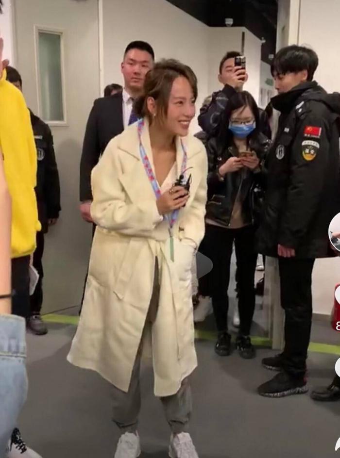脱离滤镜的张嘉倪一秒幻灭，皮肤黑到发光，网友：差距一目了然