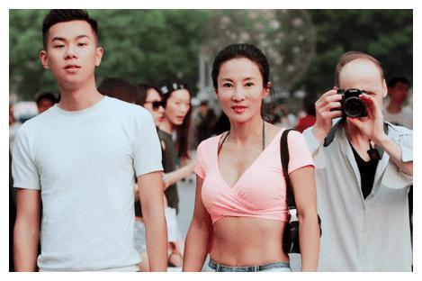 公认的“冻龄女神”，甩林志玲几条街！儿子都称她为“妖精”！