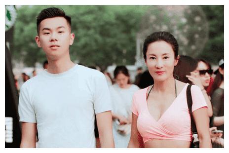 公认的“冻龄女神”，甩林志玲几条街！儿子都称她为“妖精”！