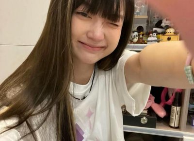 ​自拍照配花的高档案牍抖音（发自拍花的说说）