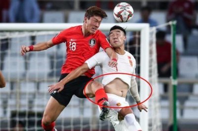 ​气炸！国足这一幕无比尴尬 白斩鸡身材暴露无遗｜图