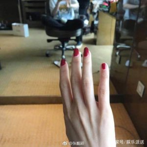​张靓颖右手婚戒缺失，疑似已经走远