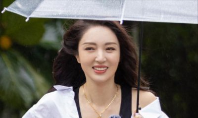 ​回顾董璇疑换钱为前夫作保？离婚后经常外出旅游，自认二婚难择偶