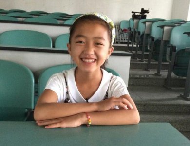 ​16岁的梁小友卷发红唇,这真的是《变形记》里的“神仙妹妹”吗?