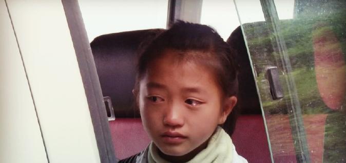 16岁的梁小友卷发红唇,这真的是《变形记》里的“神仙妹妹”吗?