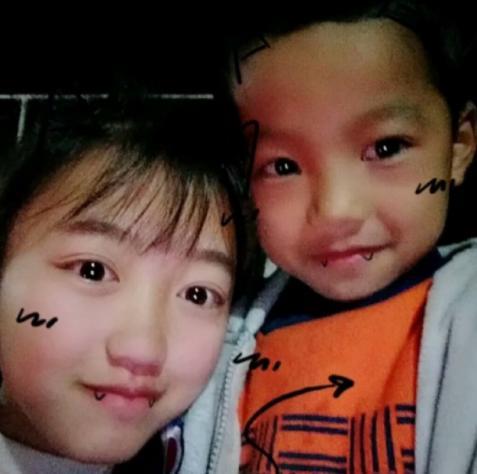16岁的梁小友卷发红唇,这真的是《变形记》里的“神仙妹妹”吗?