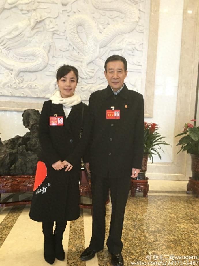32岁王二妮近照 与丈夫婚纱照超美 与胡歌合照萌萌哒