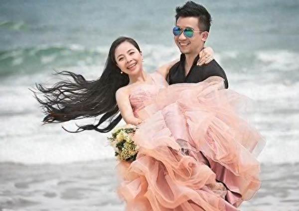 32岁王二妮近照 与丈夫婚纱照超美 与胡歌合照萌萌哒