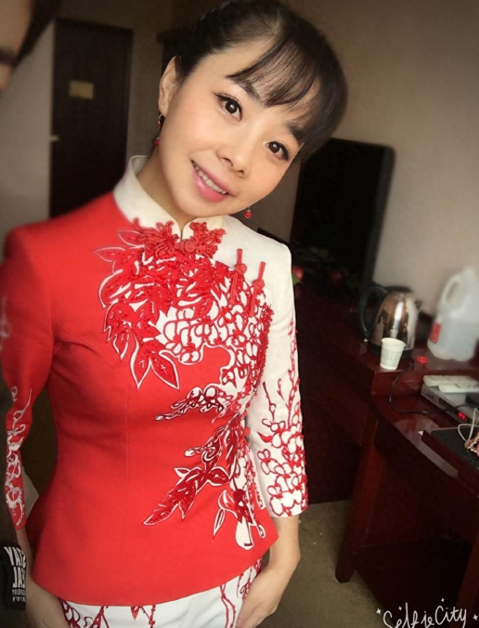32岁王二妮近照 与丈夫婚纱照超美 与胡歌合照萌萌哒