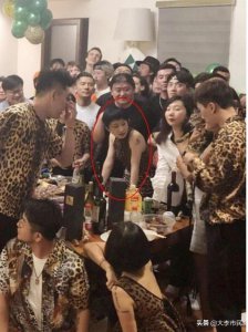 ​刘欢举办豹纹派对，近70人穿豹纹服饰，网友对刘欢的要求过分了