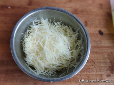 ​孩子就爱吃我做的土豆饼，加入鸡蛋和面粉，3分钟就一锅，吃不腻