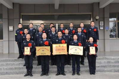 ​杜少平深入合阳公安一线送奖