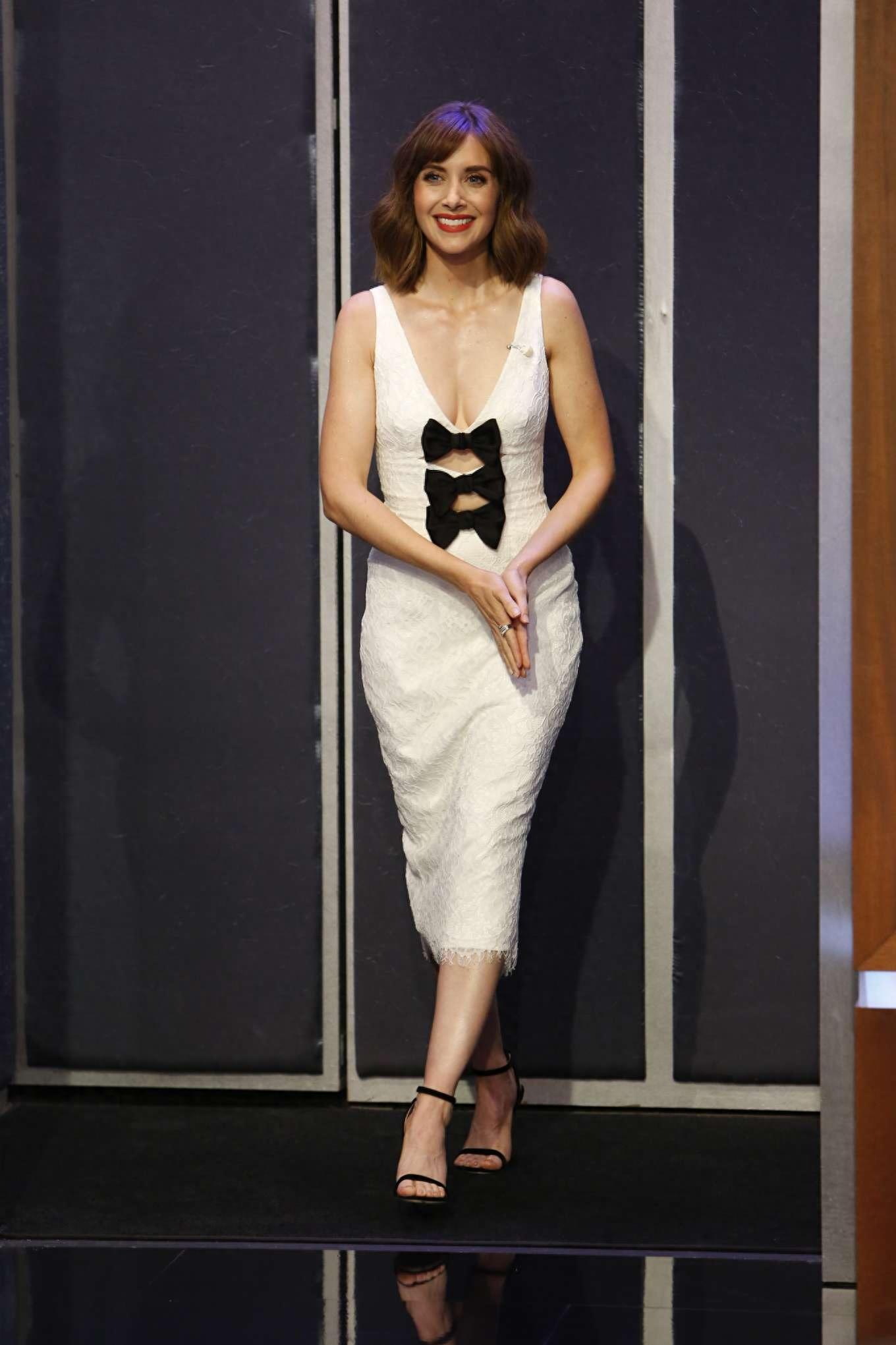 女星爱丽森·布里（Alison Brie）参加节目录制