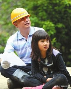 ​黄磊13岁女儿和男闺蜜比赛，多多紫发变黄发，四手联弹气质超赞