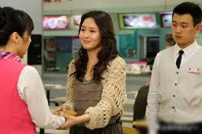 ​41岁“整容”女星于明加，五官自然笑容甜美，看不出任何痕迹