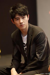​刘昊然经纪人自爆“刘昊然喜欢我”，网友：小心被剃头