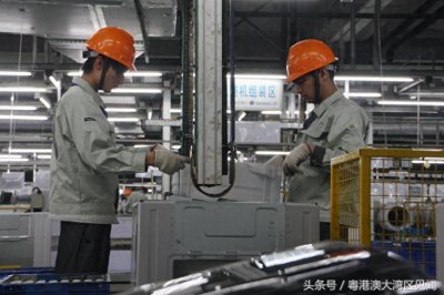 ​实拍东莞工厂的打工妹：忙时每天工作16个小时，为省钱住集体宿舍