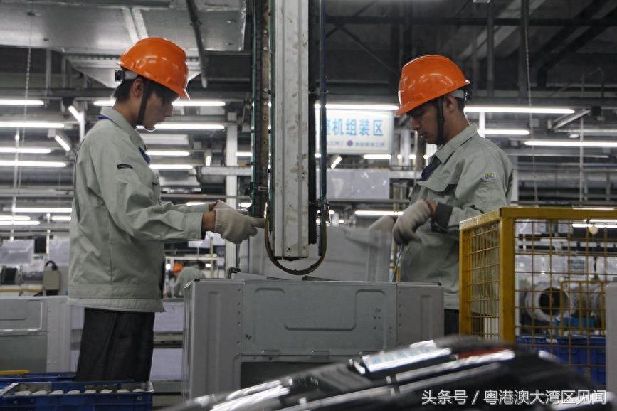 实拍东莞工厂的打工妹：忙时每天工作16个小时，为省钱住集体宿舍