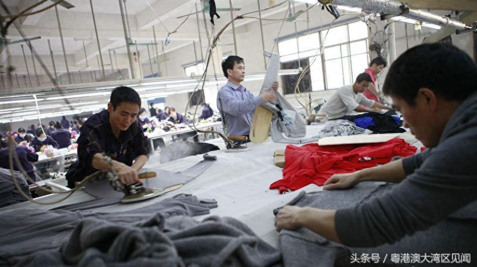 实拍东莞工厂的打工妹：忙时每天工作16个小时，为省钱住集体宿舍