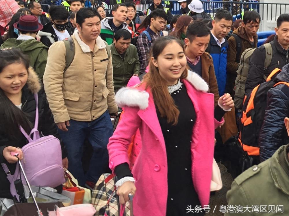 实拍东莞工厂的打工妹：忙时每天工作16个小时，为省钱住集体宿舍