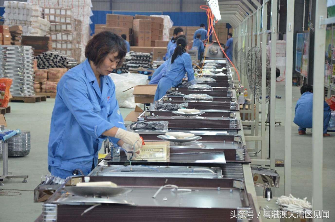 实拍东莞工厂的打工妹：忙时每天工作16个小时，为省钱住集体宿舍