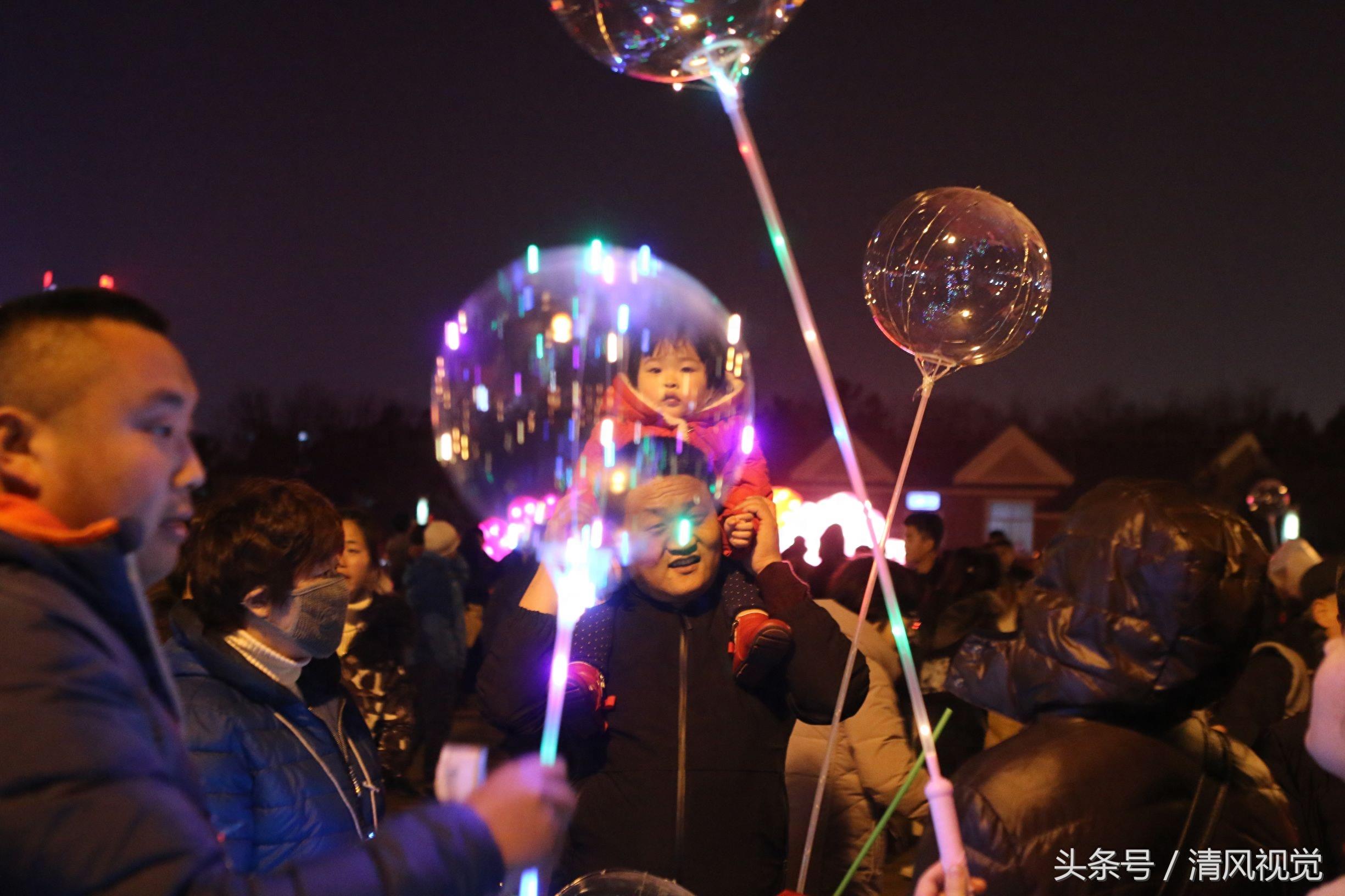 网红气球大抢灯会风头，20元一个不议价，日赚3000你信吗？
