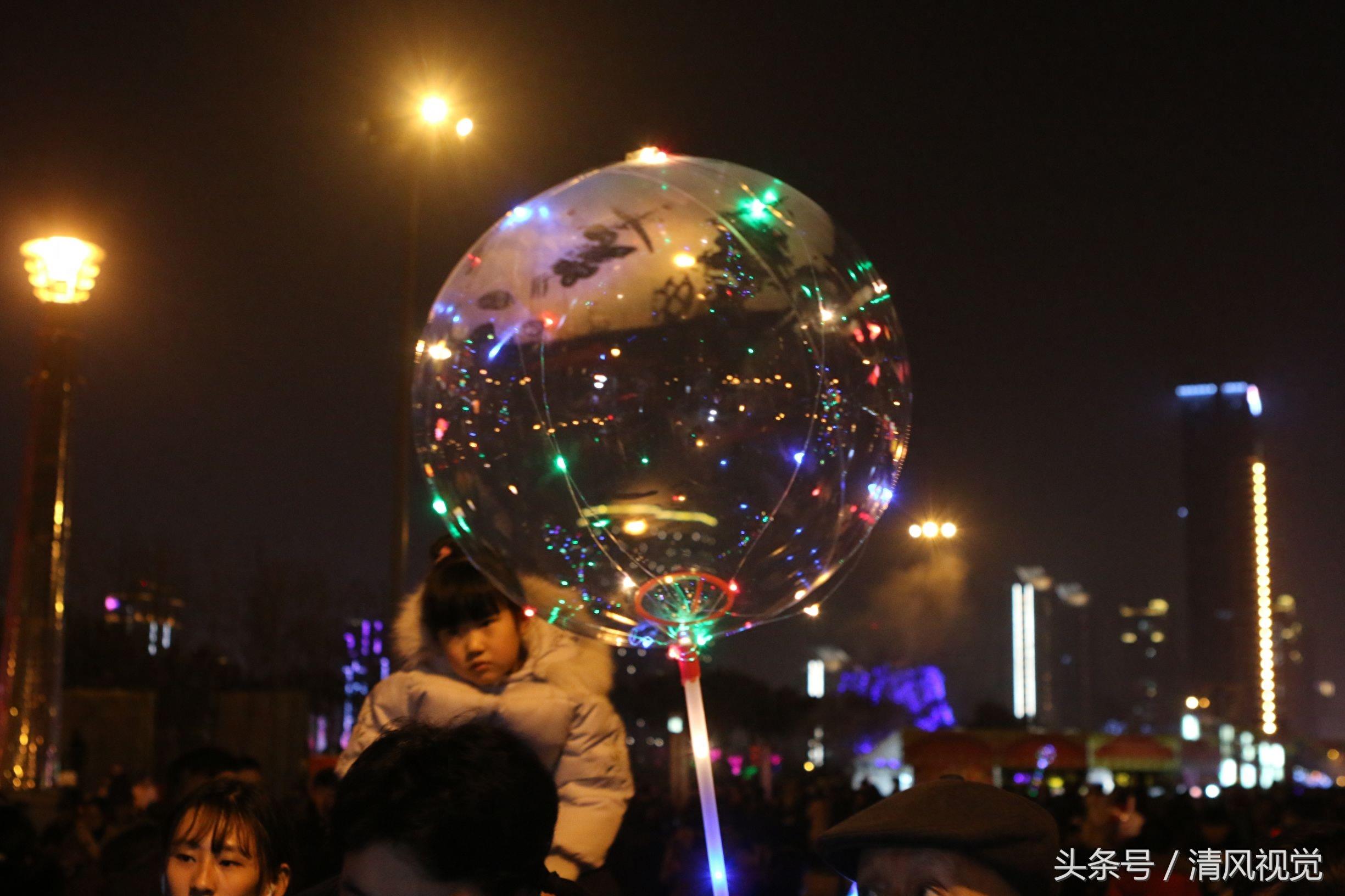 网红气球大抢灯会风头，20元一个不议价，日赚3000你信吗？