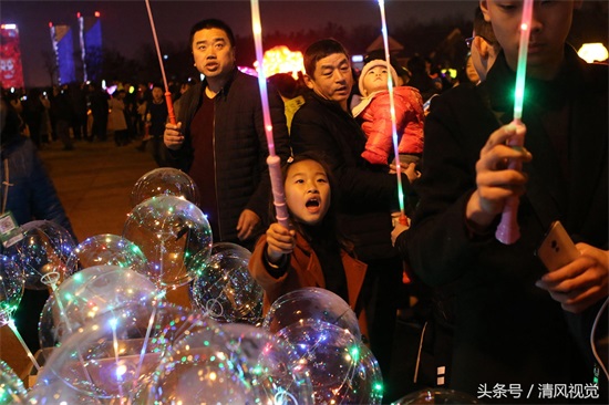 网红气球大抢灯会风头，20元一个不议价，日赚3000你信吗？