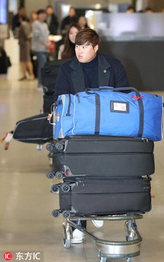 韩国棒球投手柳贤振归国 高颜值娇妻依偎身旁抢足镜头