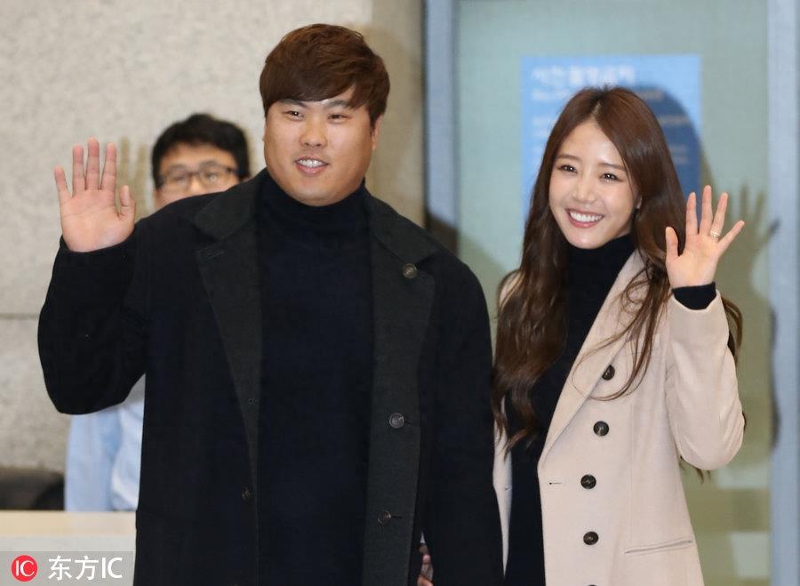 韩国棒球投手柳贤振归国 高颜值娇妻依偎身旁抢足镜头