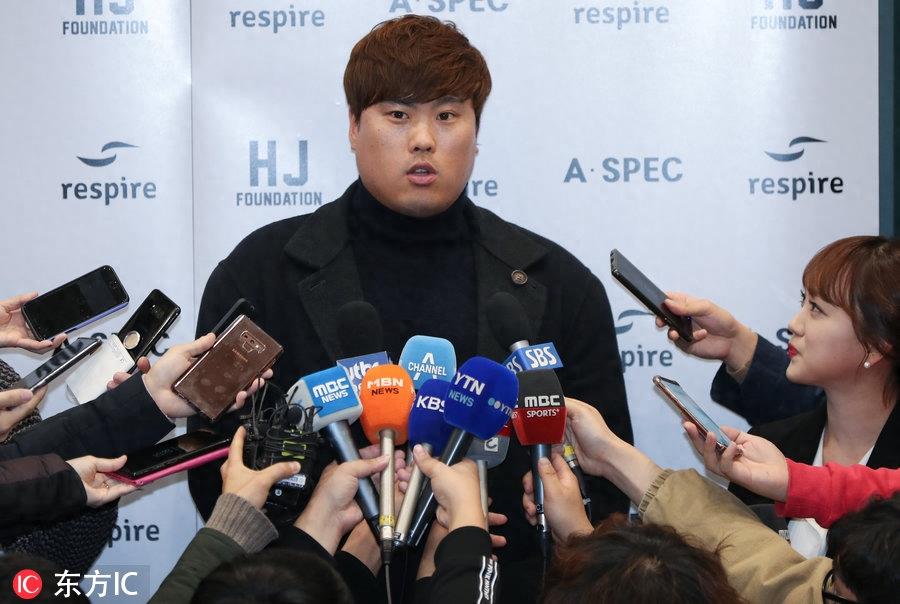 韩国棒球投手柳贤振归国 高颜值娇妻依偎身旁抢足镜头