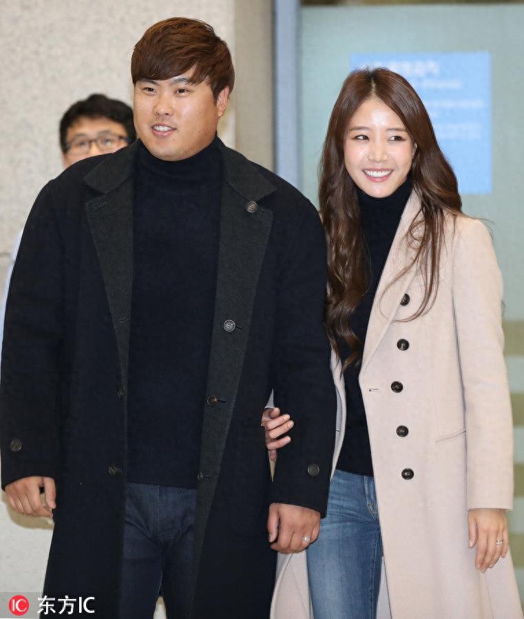 韩国棒球投手柳贤振归国 高颜值娇妻依偎身旁抢足镜头