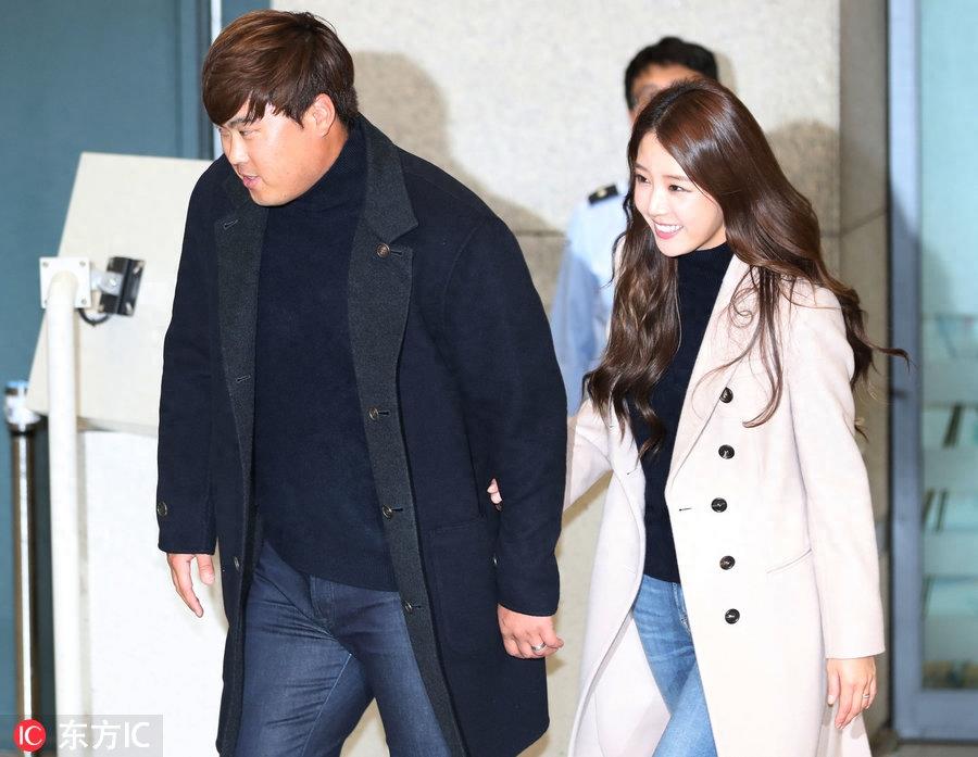韩国棒球投手柳贤振归国 高颜值娇妻依偎身旁抢足镜头