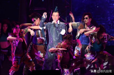 ​陈小春演唱会台北开唱 穿着银色流苏大衣惊艳登场