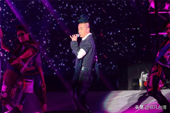 陈小春演唱会台北开唱 穿着银色流苏大衣惊艳登场