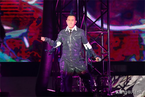 陈小春演唱会台北开唱 穿着银色流苏大衣惊艳登场