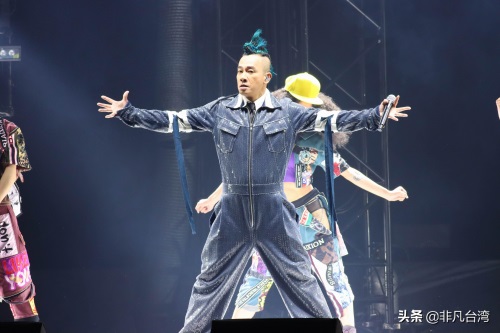 陈小春演唱会台北开唱 穿着银色流苏大衣惊艳登场
