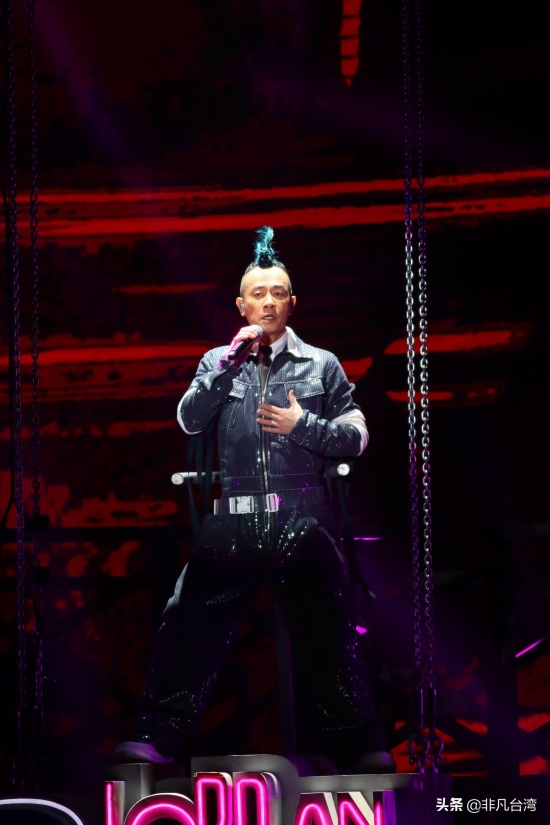 陈小春演唱会台北开唱 穿着银色流苏大衣惊艳登场